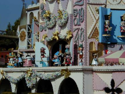 Figures marking the time in Small World entrance<br>Location: <a href="https://www.google.com/maps/search/?api=1&query=33.81454,-117.91766" target="_new">Disneyland</a>